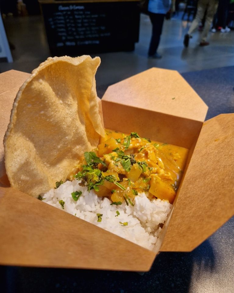 The Victorian Market producing the goods today...
Shetland monkfish curry, steamed Jasmine rice &amp; poppadoms 🤤
Open 12-6 today...

#monkfish #curry #rice #streetfood #scottishproduce #localbusiness #nc500 #northcoast500