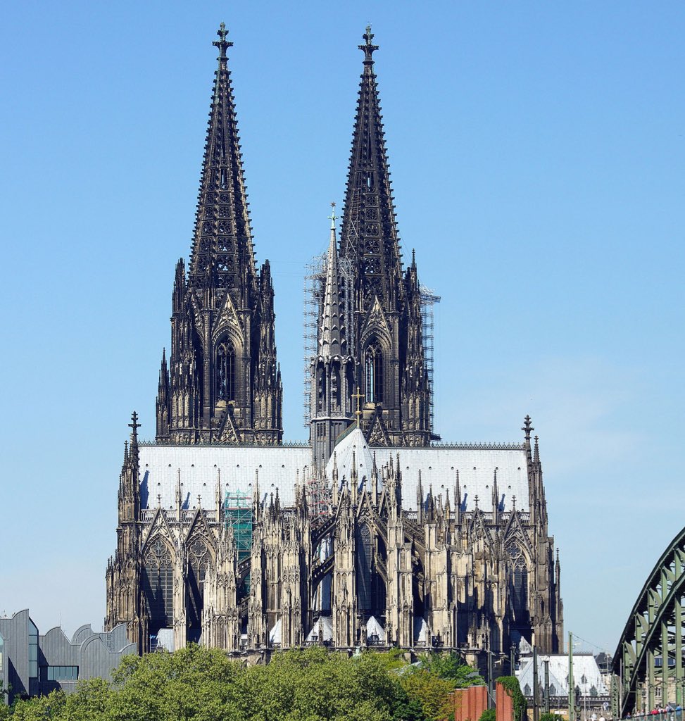 Nuestro homeópata cultural de referencia se ha puesto poético. Ha compartido imágenes de la catedral de Colonia con una cita del poeta romántico Heinrich Heine en la que se lamenta de que en época moderna ya no se pueden construir catedrales góticas porque la gente de la Edad