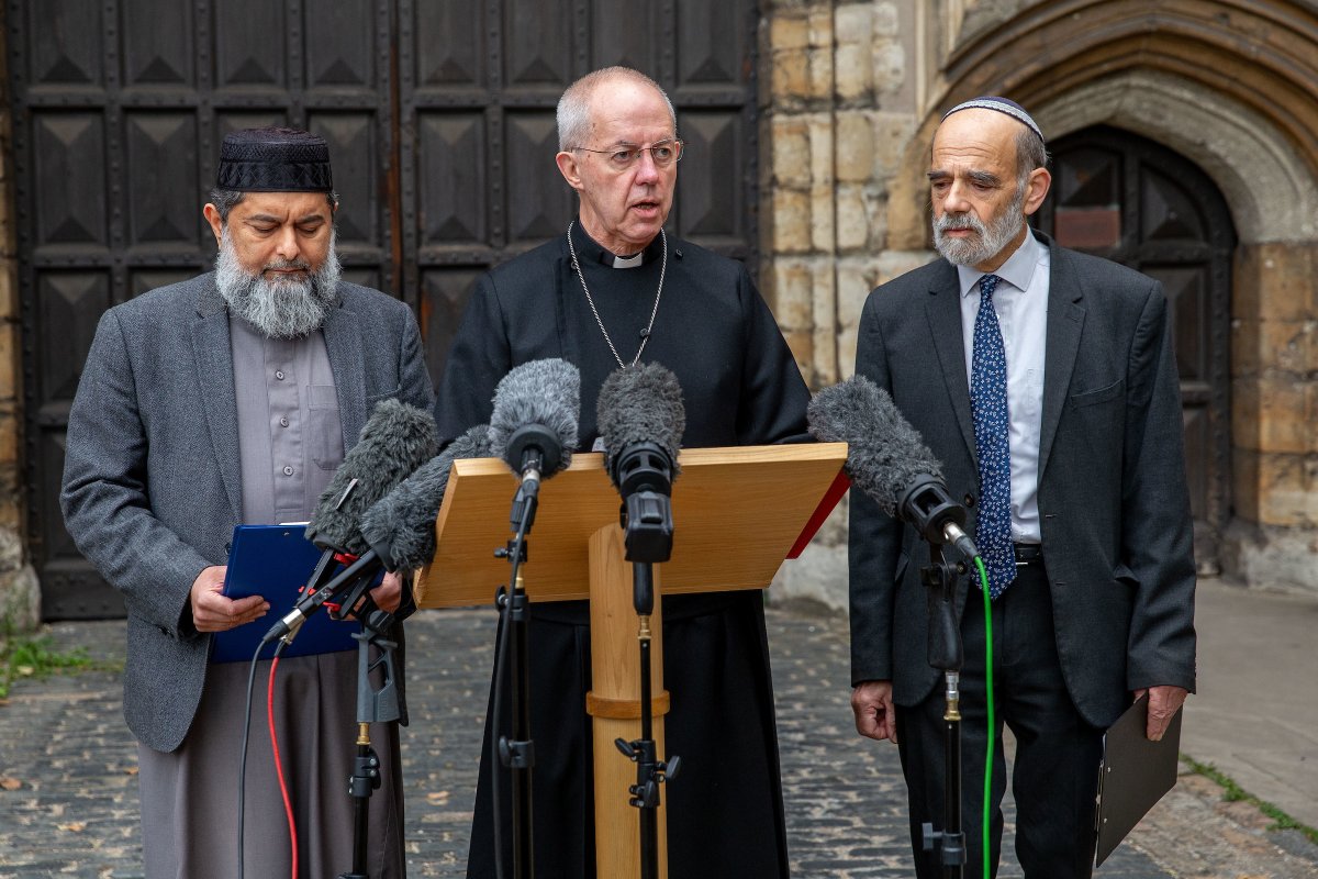 ArchbishopSarah's tweet photo. The war in Israel and Gaza cannot be allowed to sow antisemitism, hatred and prejudice in the UK.

This morning at @LambethPalace I was joined by Sheikh Ibrahim Mogra and Rabbi Jonathan Wittenberg to call for solidarity in our communities.

Read more: https://t.co/W3PEZ0AtTG https://t.co/687gs9MXrD