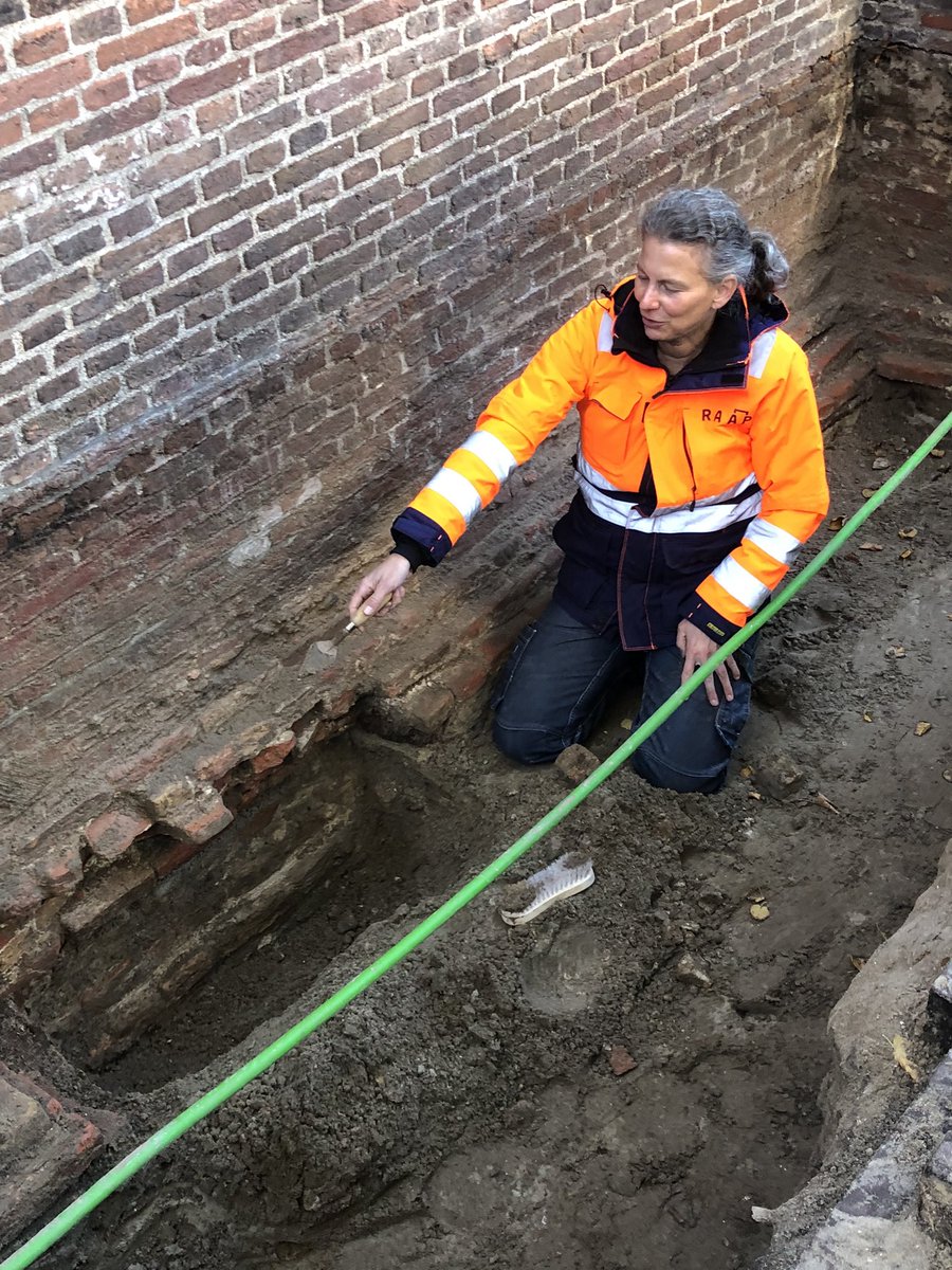 Een klein onderzoek naar de fundering van de Bakenesserkerk. Het meeste 17e eeuws, maar we zien ook wat oudere restanten, zoals kloostermopppen….