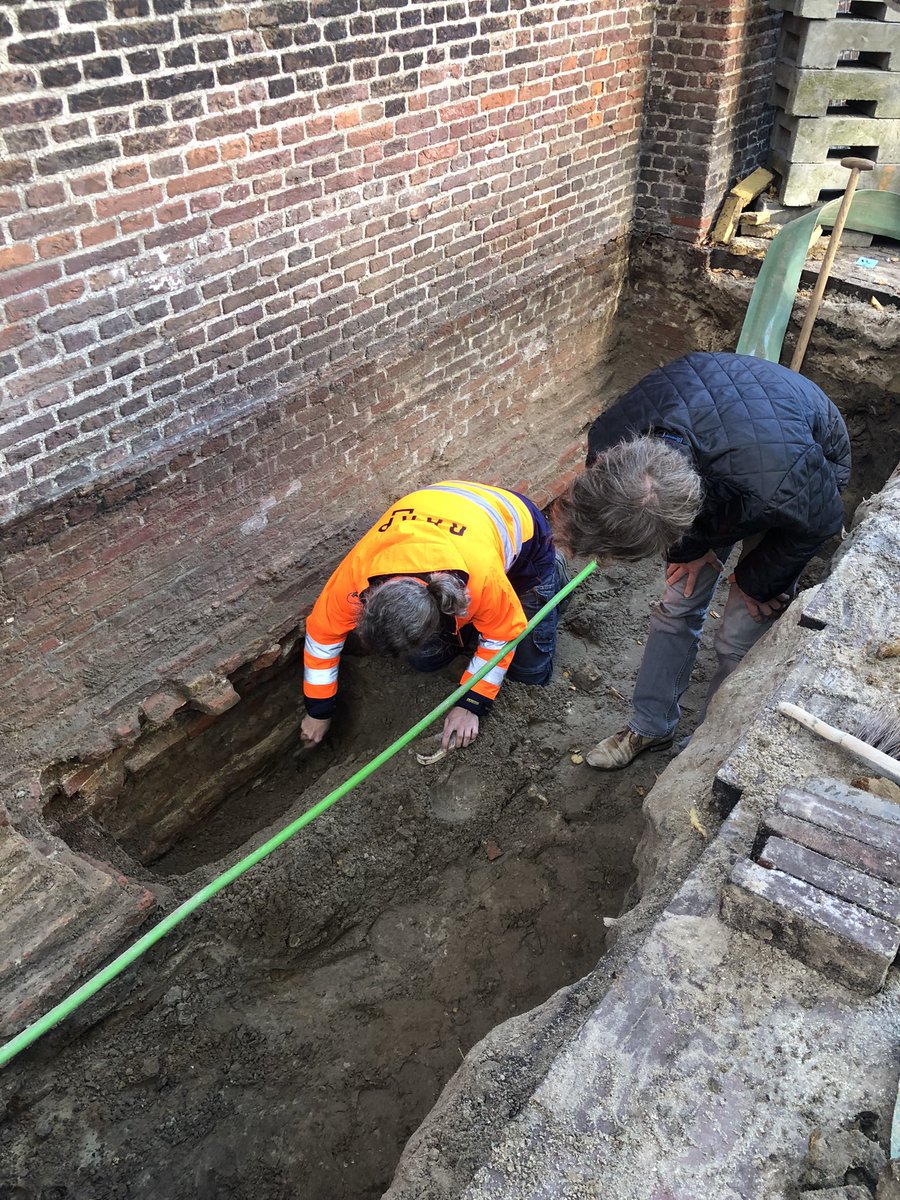 zalinge's tweet photo. Een klein onderzoek naar de fundering van de Bakenesserkerk. Het meeste 17e eeuws, maar we zien ook wat oudere restanten, zoals kloostermopppen…. https://t.co/V6Lr4qbozK