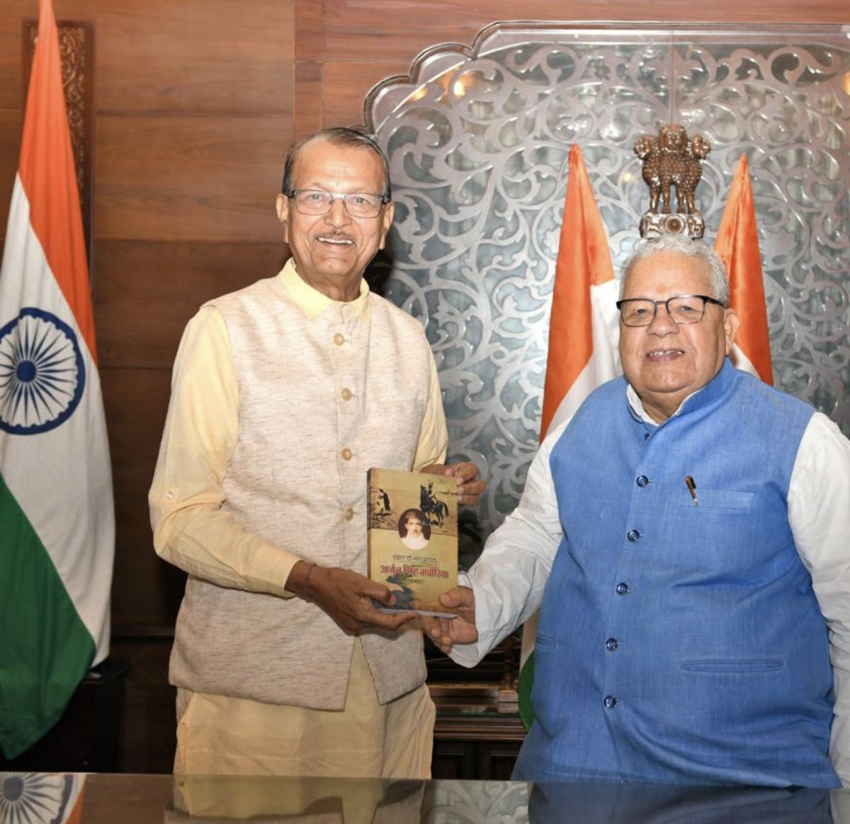 SudhinBhadoria's tweet photo. राजस्थान के #महामहिम_गवर्नर_कालराज_मिश्रा जी ने”चम्बल के महानायक,स्वतंत्रता सेनानी” #कमांडर_अर्जुन_सिंह_भादौरिया पर #NBT द्वारा प्रकाशित पुस्तक को स्वीकार कर उनके साथ जयप्रकाश नारायण जी के आंदोलन के दिनो के संस्मरण ताज़ा किए।चम्बल वासिओ की ओर से आभार। #Freedom_Democracy_Equality https://t.co/eCHXMmEFvW