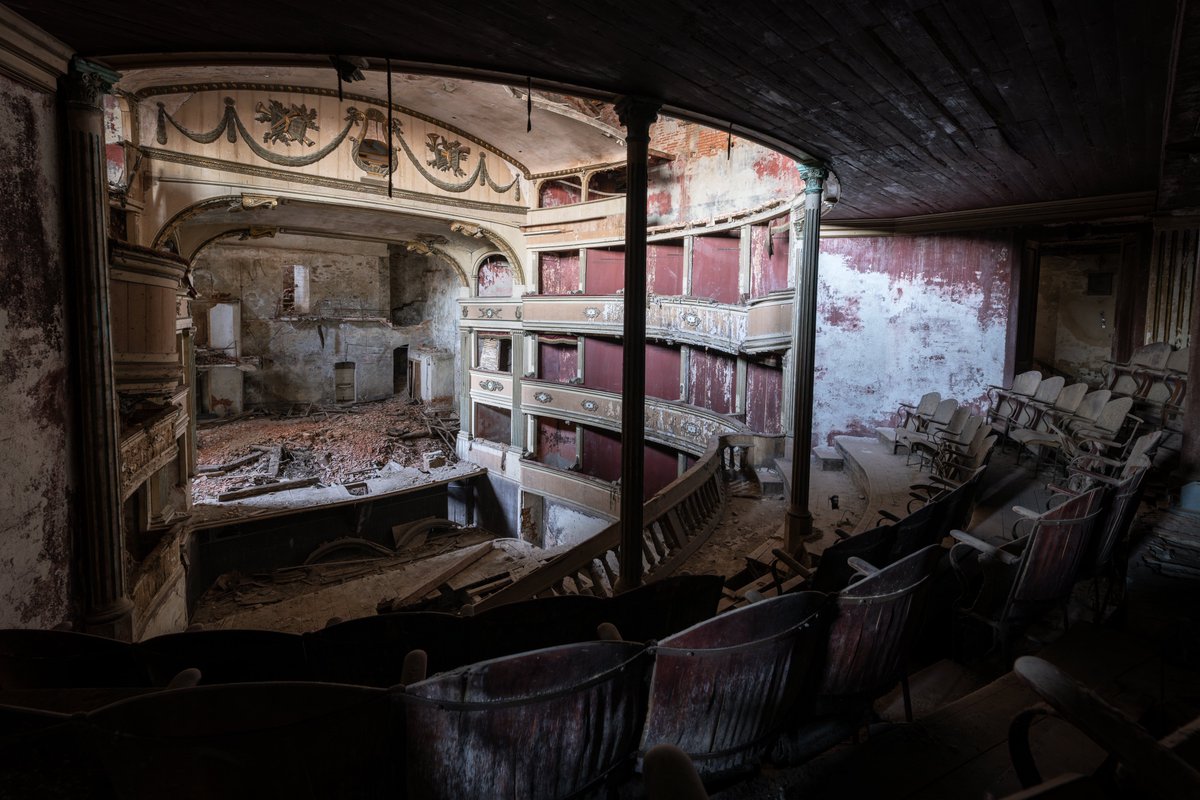 幽霊達がオペラを嗜んでるような雰囲気がした、アール・ヌーヴォー建築のバルコニーがついてるシアターの廃墟。 19世紀あたりからあるらしい