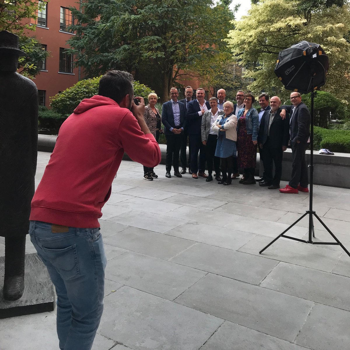 oBarreaux's tweet photo. Hier, nos charismatiques bâtonniers ont troqué leurs robes d'avocat pour briller devant l'objectif aux côtés de nos administrateurs d' @oBarreaux ! 📸✨ Une séance photo pleine de sourires juste avant notre Assemblée Générale 😊 #AVOCATSBE #Bâtonniers https://t.co/DyrJezY3vL