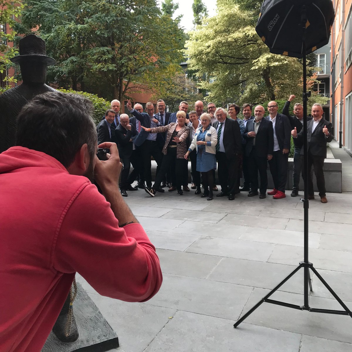 oBarreaux's tweet photo. Hier, nos charismatiques bâtonniers ont troqué leurs robes d'avocat pour briller devant l'objectif aux côtés de nos administrateurs d' @oBarreaux ! 📸✨ Une séance photo pleine de sourires juste avant notre Assemblée Générale 😊 #AVOCATSBE #Bâtonniers https://t.co/DyrJezY3vL