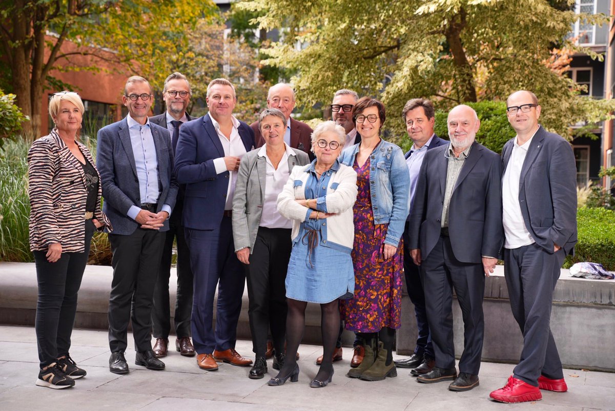 oBarreaux's tweet photo. Hier, nos charismatiques bâtonniers ont troqué leurs robes d'avocat pour briller devant l'objectif aux côtés de nos administrateurs d' @oBarreaux ! 📸✨ Une séance photo pleine de sourires juste avant notre Assemblée Générale 😊 #AVOCATSBE #Bâtonniers https://t.co/DyrJezY3vL