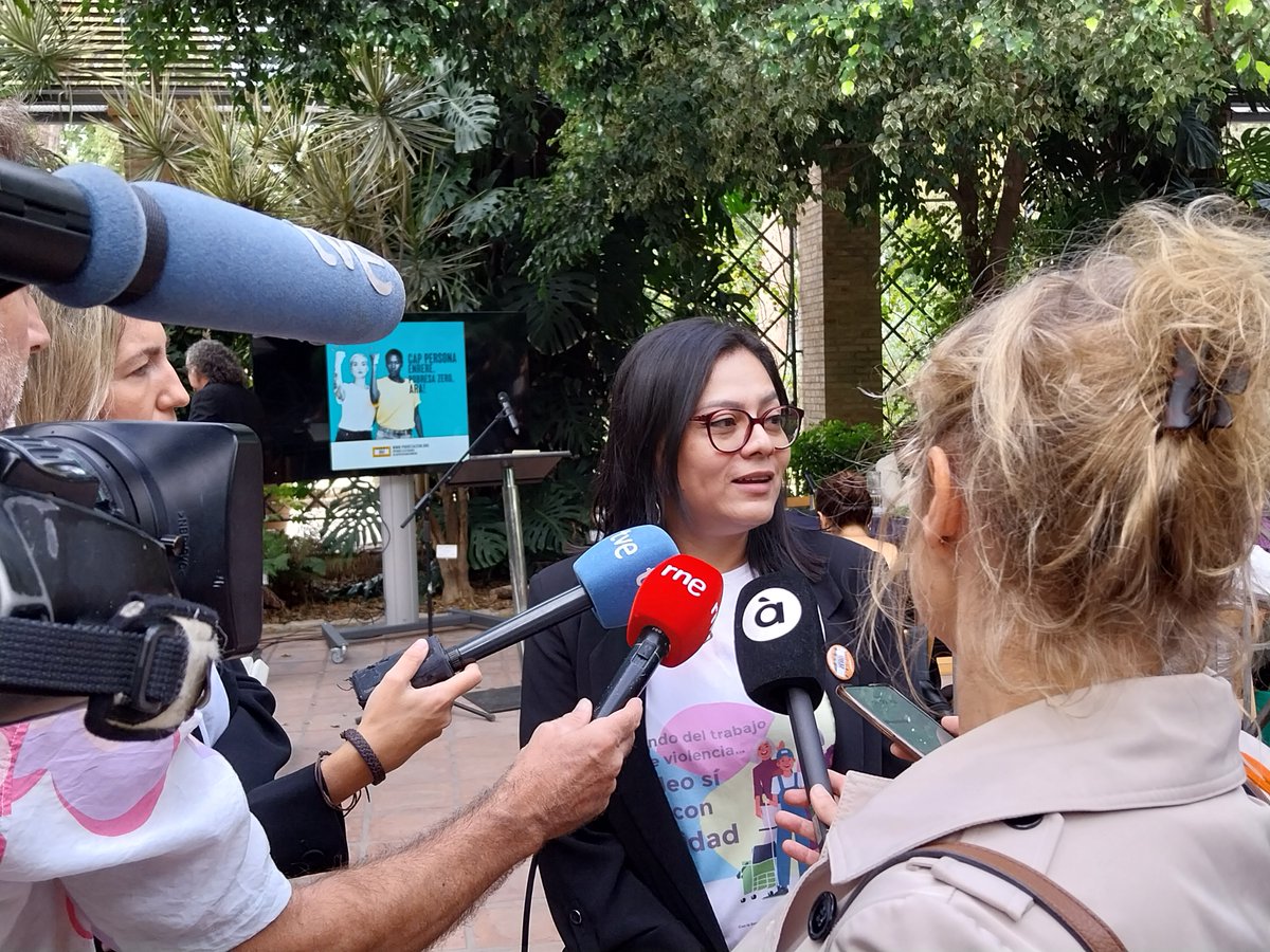 CVONGD's tweet photo. En el Día para la erradicación de la #pobreza hoy hemos hecho un llamamiento a todos los movimientos sociales para manifestarnos este fin de semana por que no haya un solo recorte en políticas sociales, ambientales y de cooperación.

#NingunaPersonaAtrás  #PobresaZeroAhora https://t.co/U83r3HXgPB