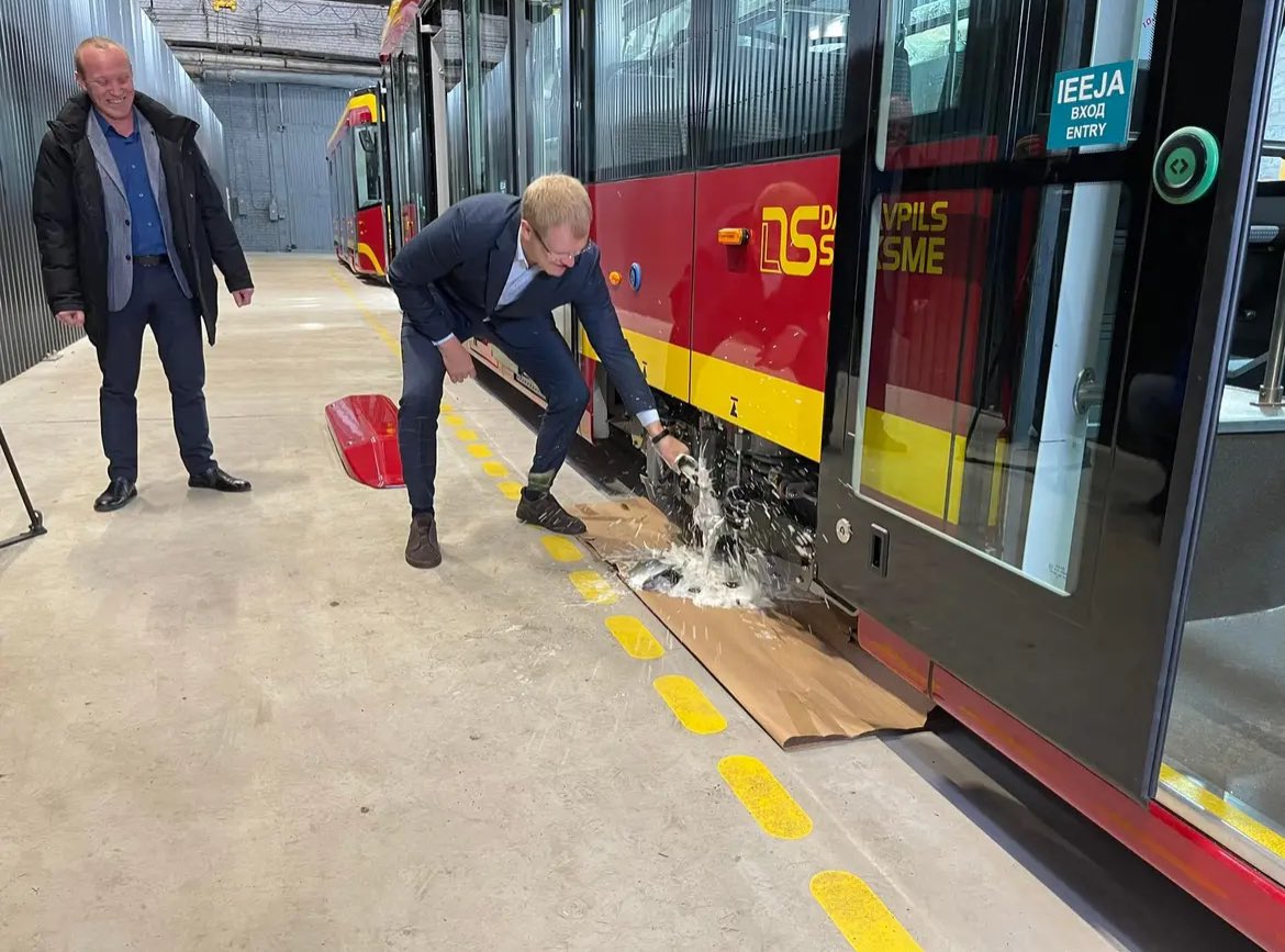 karlwithanl's tweet photo. Daugavpils tramvaji... #DLRR https://t.co/xshtBL3sXN