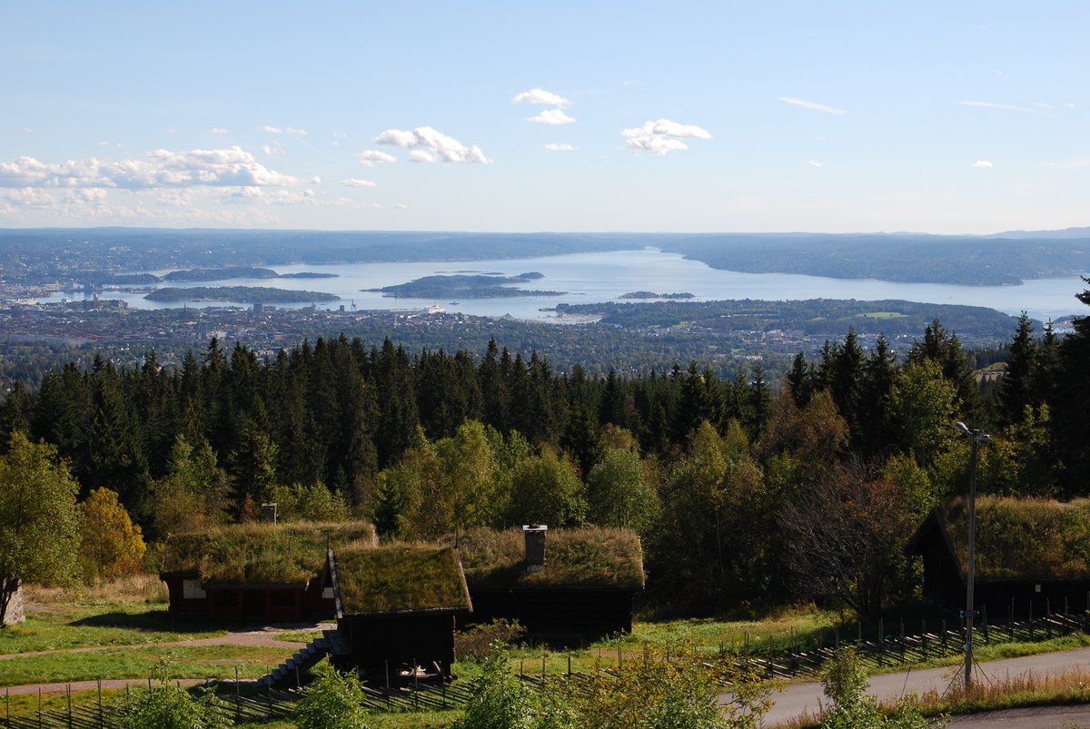 Did you know that Oslo's metro line has a huge altitude difference from its lowest to highest point?
It takes you from city centre to forest in just 25 mins. Between Stortinget and Frognerseteren, at the end of the line, the difference in altitude is 478 meters (1568 ft)