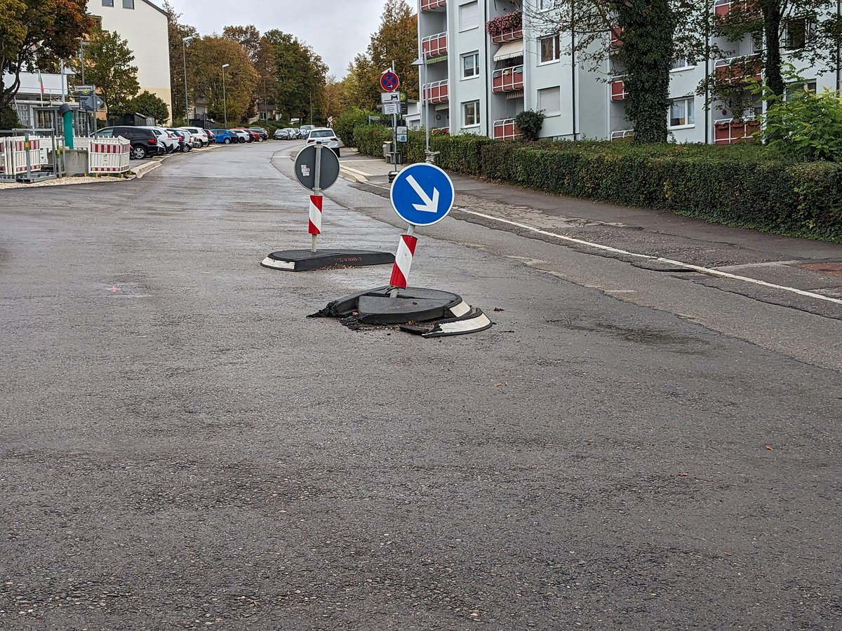 x4FF3's tweet photo. @ulm_donau könnt ihr am eselsberg bitte diese "verkehrsinsel" abbauen...
busse bleiben so oft daran hängen. https://t.co/JtVaNgd1ae
