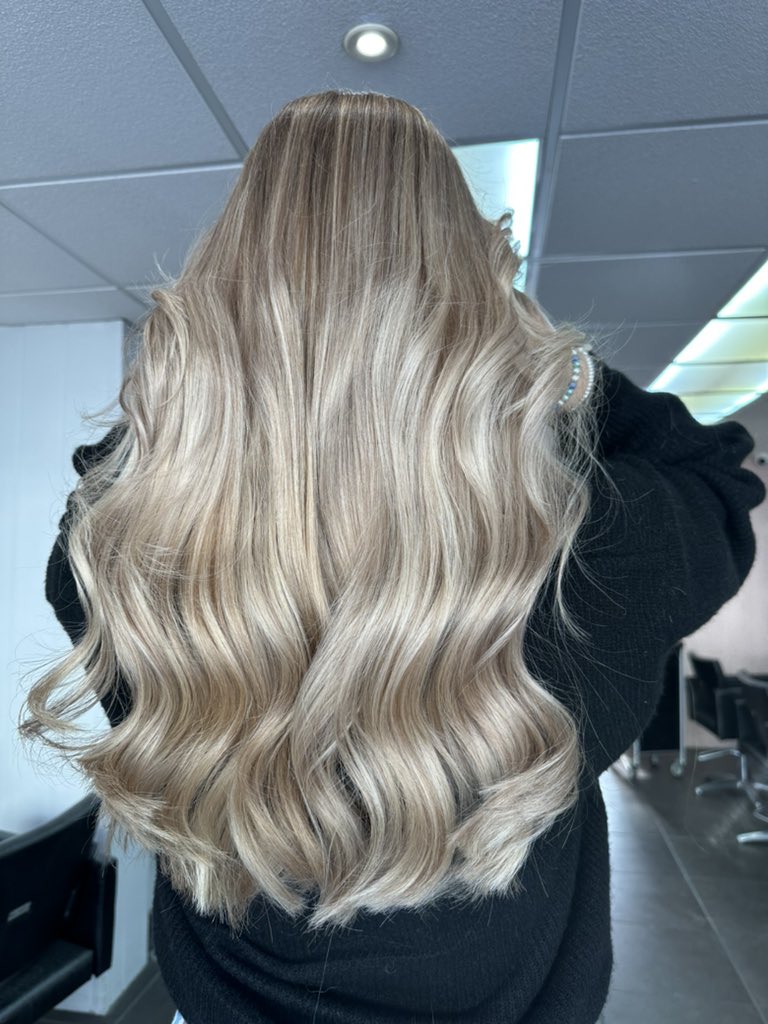 Keeping the summer alive ☀️ 
By Molly 🩷

#summerhair #blondehair #truro #cornwall #ourgreatlittlecity #marzipanhair #loveyourhair