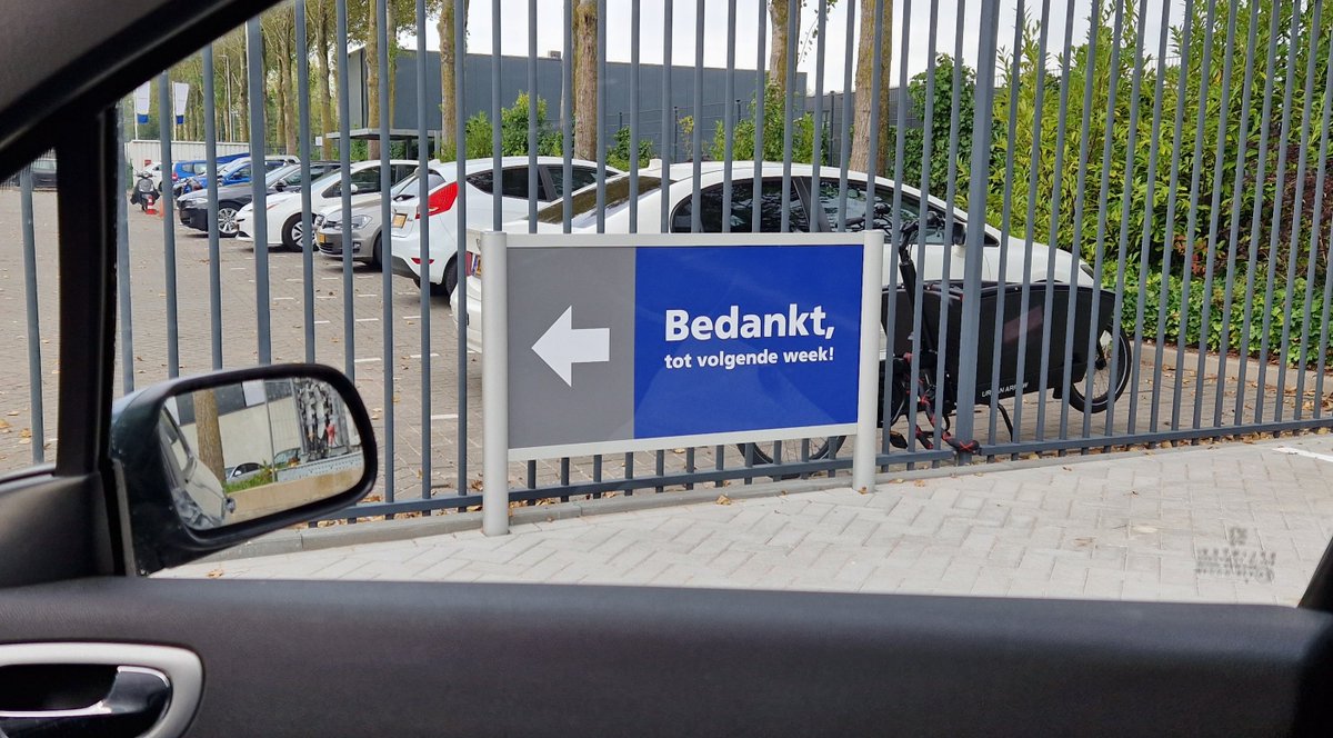 Mooie combinatie van priming &amp; framing, bij uitgang autowasstraat! Pijl en 'Bedankt' zorgen voor gevoel van 'behulpzaam' &amp; 'vriendelijk' (priming) en dan vervangen ze het standaard 'tot ziens!' door 'tot volgende week!' (framing) Check mijn LinkedIn voor online toepassingen 👀