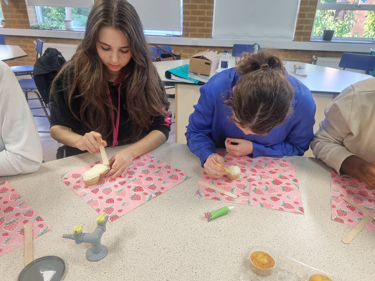 QueenswoodSTEM's tweet photo. Year 12 biologists  @QueenswoodSch were not "phased" making mitosis cupcakes today. #creativecells #biologyweek #alevelbiology https://t.co/JzbxfsRQ9q