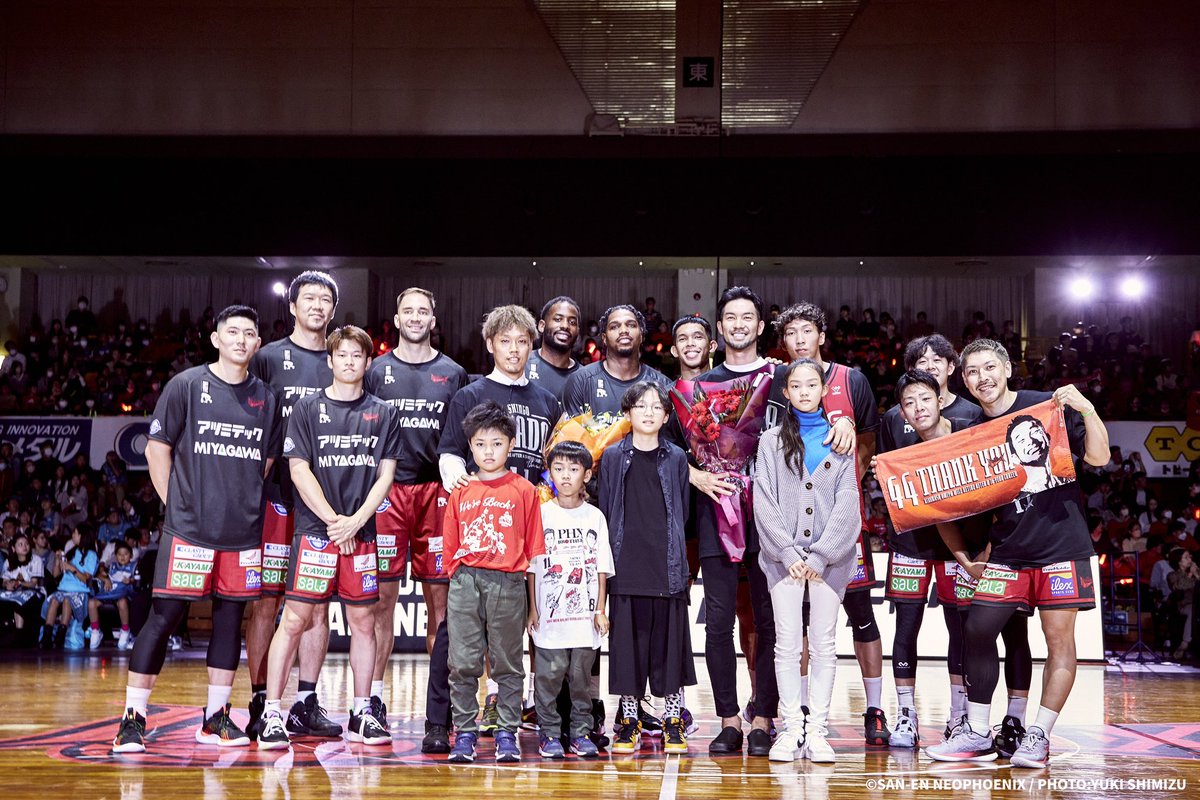 ShinGo912's tweet photo. 試合直前の大切な時間にあのような素晴らしいセレモニーを開催していただきありがとうございました

スピーチでも申し上げた通り、自分一人ではここまで現役を続けてくることは出来ませんでした

今まで関わってくださった全ての皆さまに感謝申し上げます

本当にありがとうございました https://t.co/MDbBnvxOfn