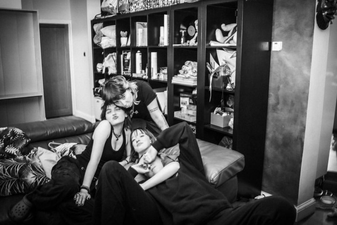 bellaramseybr's tweet photo. Foto de Bella e seus amigos recentemente!  

📸 | @/theemilycarey (Instagram) https://t.co/zMOm4dPlh8