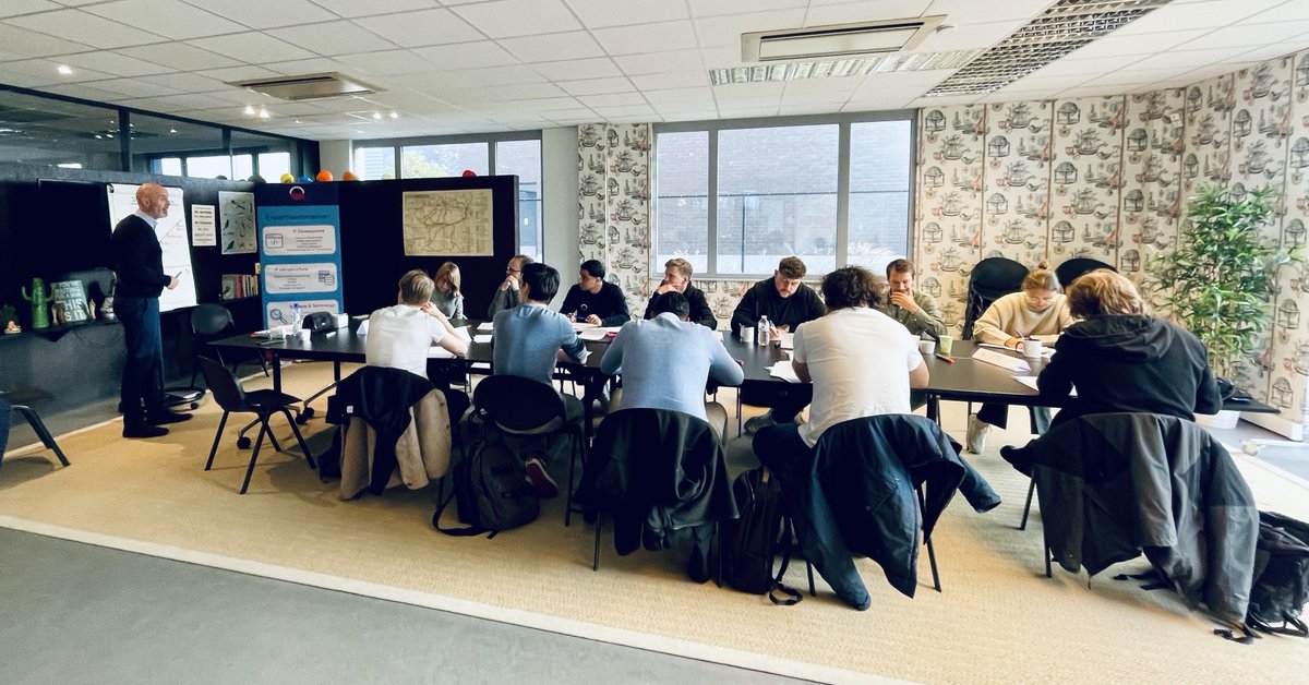 Wist je dat vertrouwen de basis is voor een succesvolle carrière?

Het is van onschatbare waarde om snel en sterk vertrouwen op te bouwen. 🤝💼 Daarom vroegen we gisteren aan <a href="/tomvandorst/">Tom Van Dorst</a> om onze topstarters te trainen in deze cruciale bekwaamheid.

Dank je wel, Tom! 😉