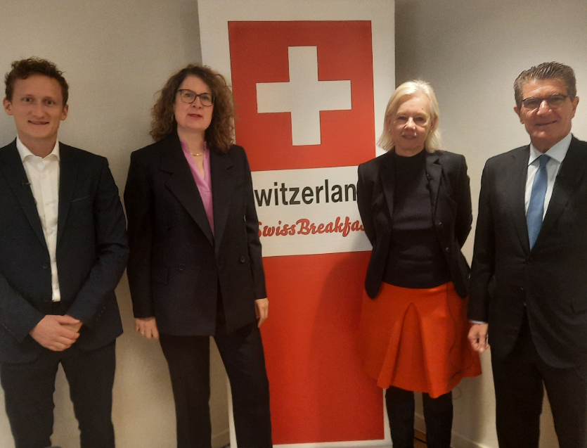 SwissmissionEU's tweet photo. @SwissmissionEU thanks the participants of the #SwissBreakfast for an instructive debate on "Building Bridges:🇨🇭& 🇪🇺Approaches to #SustainableFinance"with with Patrick Odier
@BBridgesCH & Alexandra Jour-Schroeder
@EU_Finance moderated by @JanosAllAmm
@EURACTIV #SwissEUrelations https://t.co/HKAfluBipz