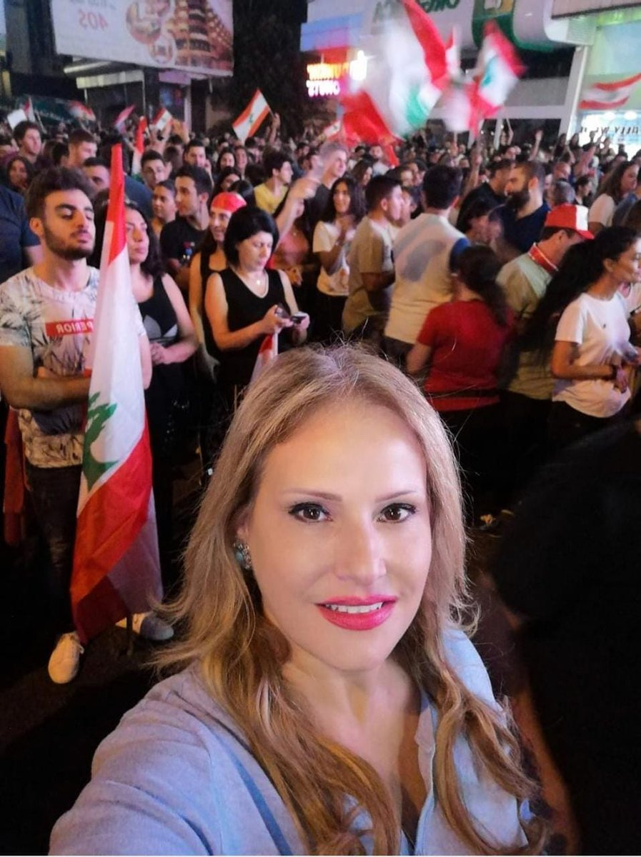 RimaSayrafi's tweet photo. لم أفهم لماذا بقيت ثورتنا من دون رأس يقودها. ولم أفهم أسباب تفرعها الى رؤوس لكل منها خط ورؤية ومصالح.
ثورتنا تشبهنا بكل تفاهتنا ورياقنا وجهلنا. احترامي لثوار أعطوا من دمهم وقلمهم، ولا يزالون بانتظار لبنان جديد .
#ثورة_تشرين https://t.co/Y6ijsV3sx7