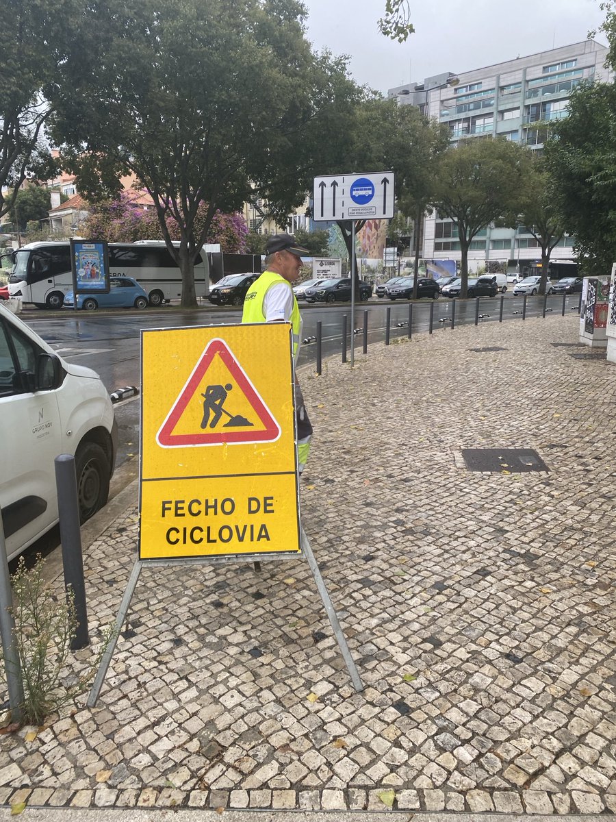 🚧CLOSING CYCLE LANE
This week the Lisbon Mayor <a href="/Moedas/">Carlos Moedas</a> is shutting down one cycle lane, that connects 2 structural cycling infra, to... put back more 🚗 parking to residents 🤦🏻‍♀️
This is a big avenue with a bus lane and a university campus.
Lisbon is on its way to the 90s!
<a href="/Kikux/">Francisco Costa</a>