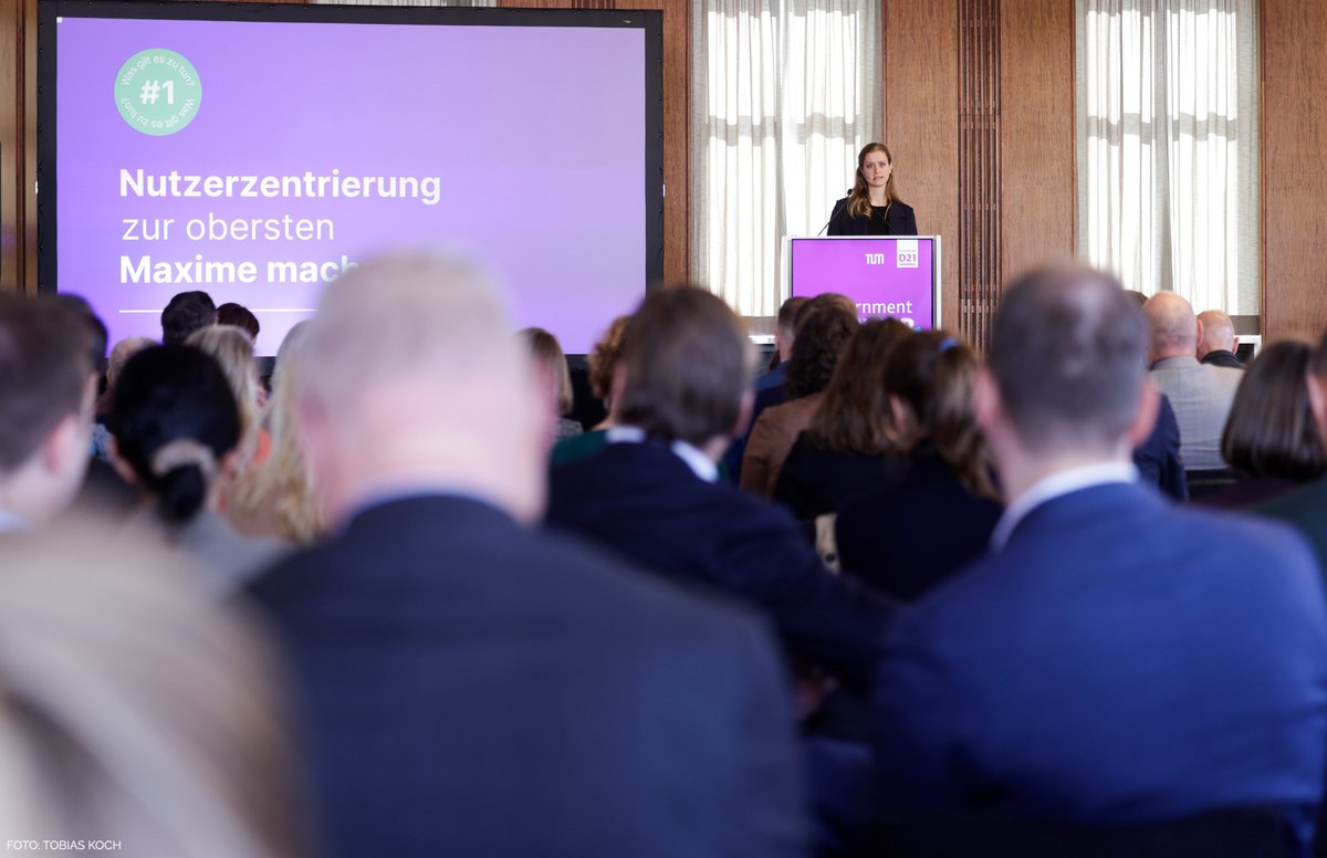 DigitalServBund's tweet photo. Unsere CEO @ChristinaE_Lang nennt im Rahmen des #GovTalk fünf Schritte, wie Bund, Länder und Kommunen jetzt vorgehen sollten, um die im #eGovernment MONITOR 2023 der @initiatived21 vorgestellten Defizite beheben zu können. Hier geht’s zur Studie: https://t.co/F8H4lNgBQ6 (1/2) https://t.co/phZSUSa8t3