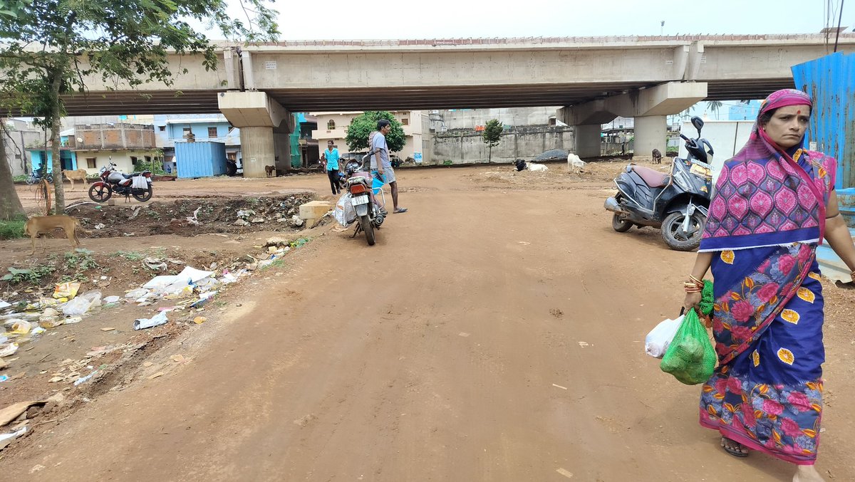 AdityaN04819278's tweet photo. ପୁରୀ ଚୁଡଙ୍ଗ ସାହି ସ୍ତିତ ଶ୍ରୀ ସେତୁ ପାଖ ମା ବିଶ୍ୱେଶ୍ଵରି ଙ୍କ ମନ୍ଦିର ପାଖ ରୋଡ ର ଅବସ୍ଥା କହିଲେ ନସରେ ଲାଇଟ୍ ନଥିବା ହେତୁ ବାରମ୍ବାର ଦୃଘଟଣା  ଘଟୁଛି  ଆଘକୁ ପୂଜା ଆସୁଥିବା ହେତୁ ମା ଙ୍କ ପାଖରେ ଭିଡ଼ କୁ ଦୃଷ୍ଟି ରେ ରଖି ରୋଡଟି ମରାମତି ଓ ଆଲୋକରଣ କରିବା ପାଇଁ ବିଭାଗୀୟ ଅଧିକାରିଙ୍କୁ ଅନୁରୋଧ।
@samarth_verma @Puriulbeo https://t.co/l5urWIWrC5