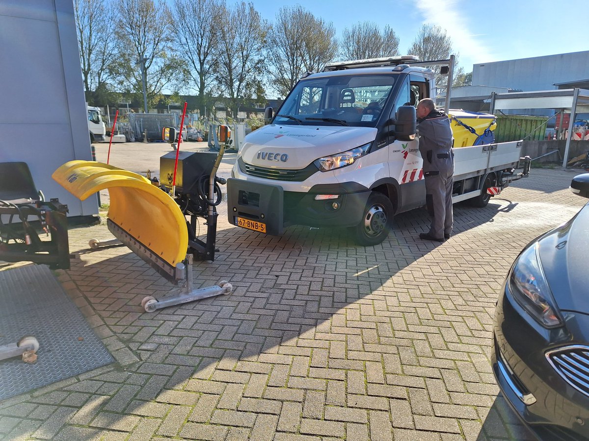 Ziet u een strooiauto in @lansingerland? klopt.. wij zijn een vlootschouw aan het uitvoeren, om al het gladheidsmaterieel te controleren en proef te rijden. Op die manier zijn we goed voorbereid op de winterperiode. #gladheidbestrijding #veiligheid