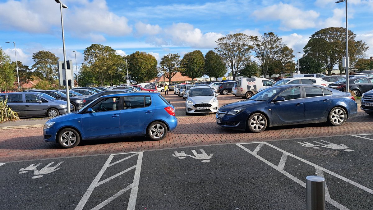 DerekLManning's tweet photo. @SkegnessCouncil I think you may want to send someone to the roadworks on Burgh Road. The Aldi carpark is full of cars trying to get out, and Burgh road is full of cars trying to get in, but no-one seems to be going anywhere. https://t.co/BxsAf7EQRd