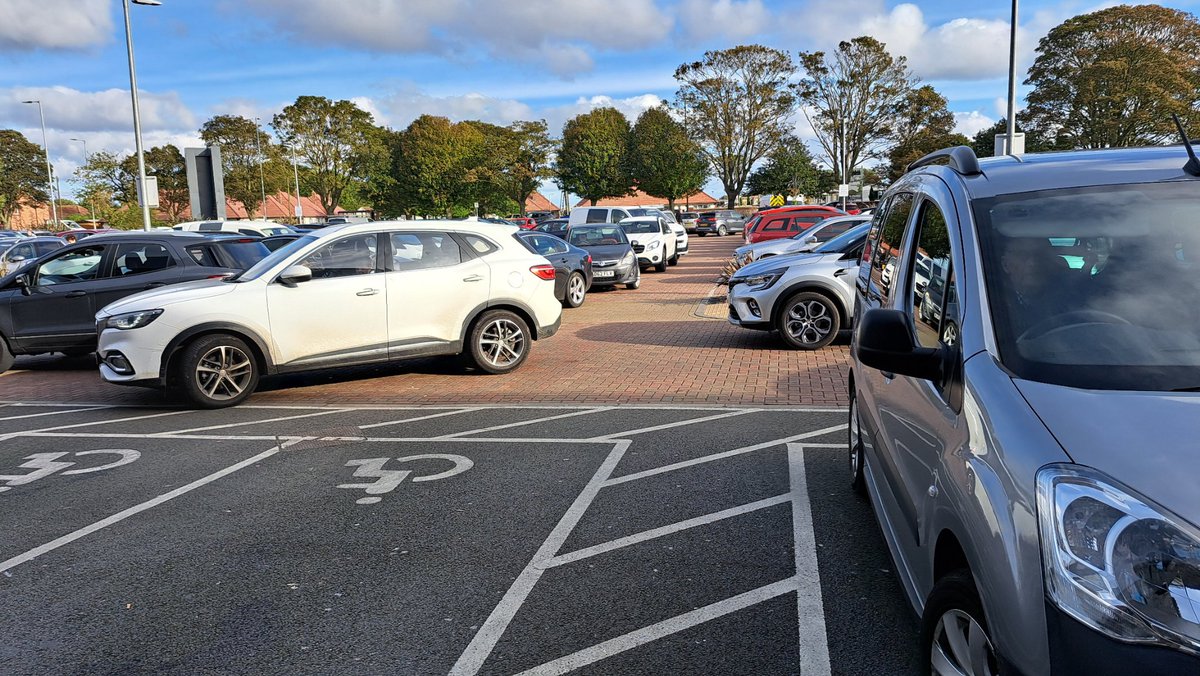 DerekLManning's tweet photo. @SkegnessCouncil I think you may want to send someone to the roadworks on Burgh Road. The Aldi carpark is full of cars trying to get out, and Burgh road is full of cars trying to get in, but no-one seems to be going anywhere. https://t.co/BxsAf7EQRd
