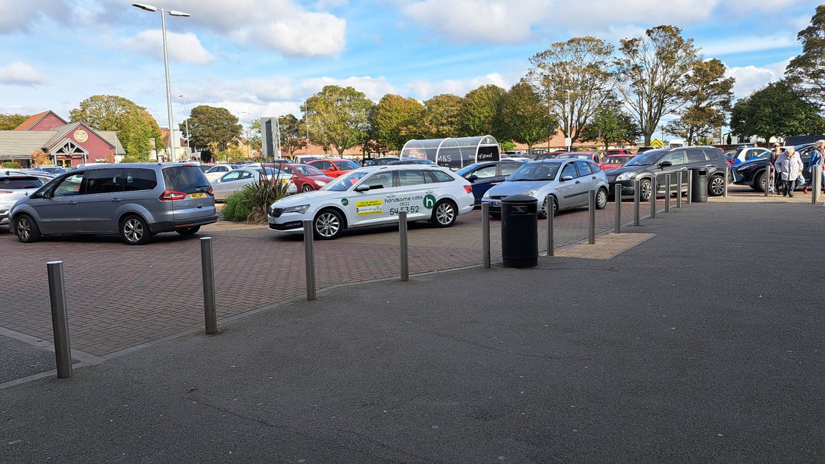 DerekLManning's tweet photo. @SkegnessCouncil I think you may want to send someone to the roadworks on Burgh Road. The Aldi carpark is full of cars trying to get out, and Burgh road is full of cars trying to get in, but no-one seems to be going anywhere. https://t.co/BxsAf7EQRd
