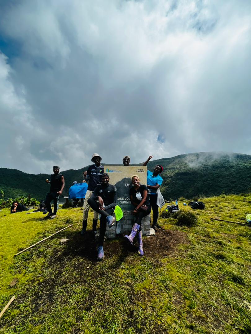 Inmugenzi's tweet image. Almost a year hiking &amp;amp; enjoying the scenery views of Rwanda's beautiful mountains -- Grades have been updated to 5/5 now🤗 #hikemore #1000hills