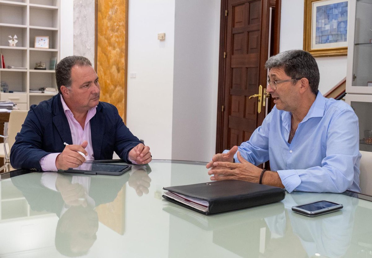 DipuHU's tweet photo. 🏦🤝🏦 El presidente de Diputación, @toscanodavid, recibe la visita institucional del alcalde de #SantaAnaLaReal, José Antonio Ramos https://t.co/Uu8rCQ05Il