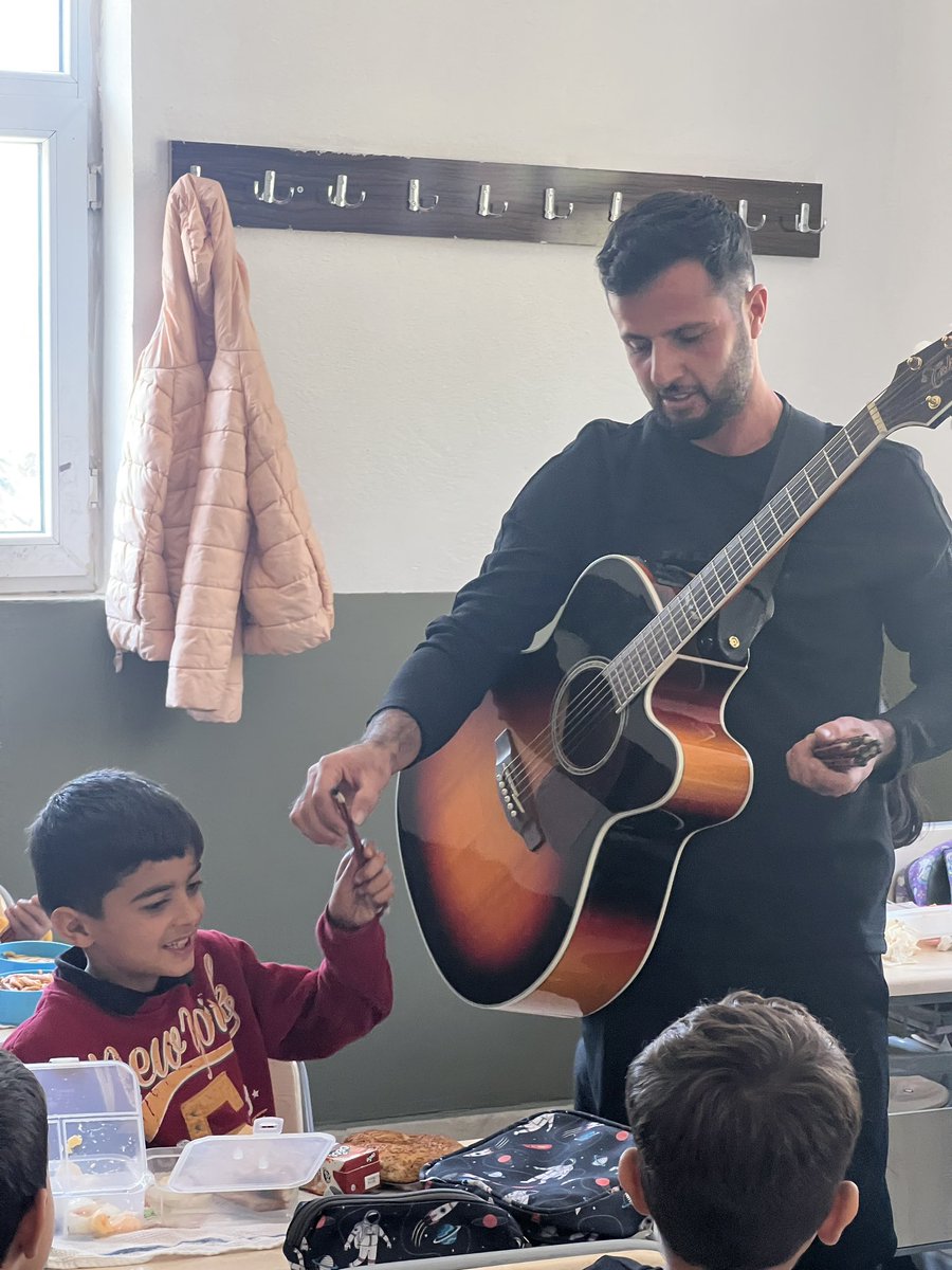 hakk_sak's tweet photo. Müzikle hayata dokunmaya devam. Bugün Andaç ilkokulumuzdaydık misafirperverliğinden ötürü Melih Hoca’ma teşekkür ederim. Bu projemize desteklerinden dolayı kaymakamımız sayın Bekir YALÇIN’a İlçe Milli Eğitim Müdürümüz Mikail DEMİRTAŞ’a sonsuz teşekkür ediyorum. İyi ki öğretmenim. https://t.co/JFUmUJ39As