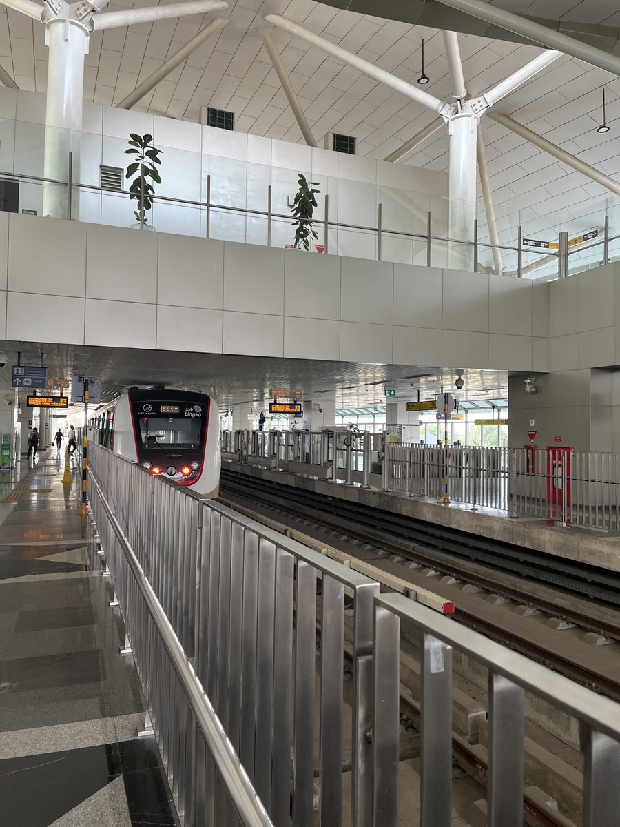 Lenny_diary's tweet photo. LRT Jakarta :
Buatan Korea dan setelah sekian tahun beroperasi, masih alus banget tarikannya. Senyap juga hening. Tenang banget bawaannya yah.

LRT Jabodebek :
Agak kasar tarikan dan pas rem. Untuk operasional juga kadang masih ada error. Pas di simpang cawang, slow motion ngetem https://t.co/RJONoS7FoS