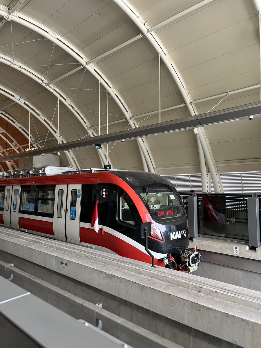 Lenny_diary's tweet photo. LRT Jakarta :
Buatan Korea dan setelah sekian tahun beroperasi, masih alus banget tarikannya. Senyap juga hening. Tenang banget bawaannya yah.

LRT Jabodebek :
Agak kasar tarikan dan pas rem. Untuk operasional juga kadang masih ada error. Pas di simpang cawang, slow motion ngetem https://t.co/RJONoS7FoS