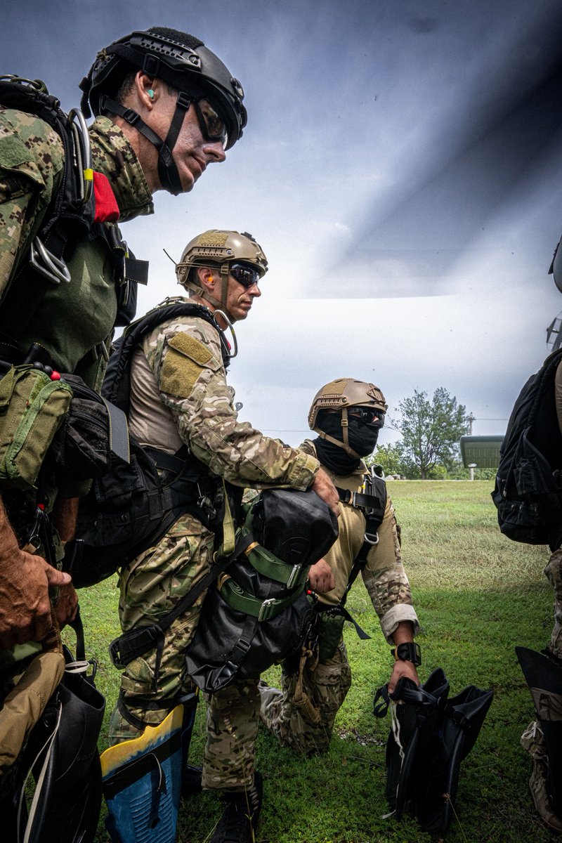 US7thFleet's tweet photo. U.S. Navy EOD Technicians assigned to Explosive Ordnance Disposal Mobile Unit (EODMU) 5, with support from the “Island Knights” of Helicopter Support Squadron (HSC) 25, conduct free fall and static line parachute operations into Apra Harbor, Guam.

#USNavy | #OperationalReadiness https://t.co/ZbCFfmT9p7