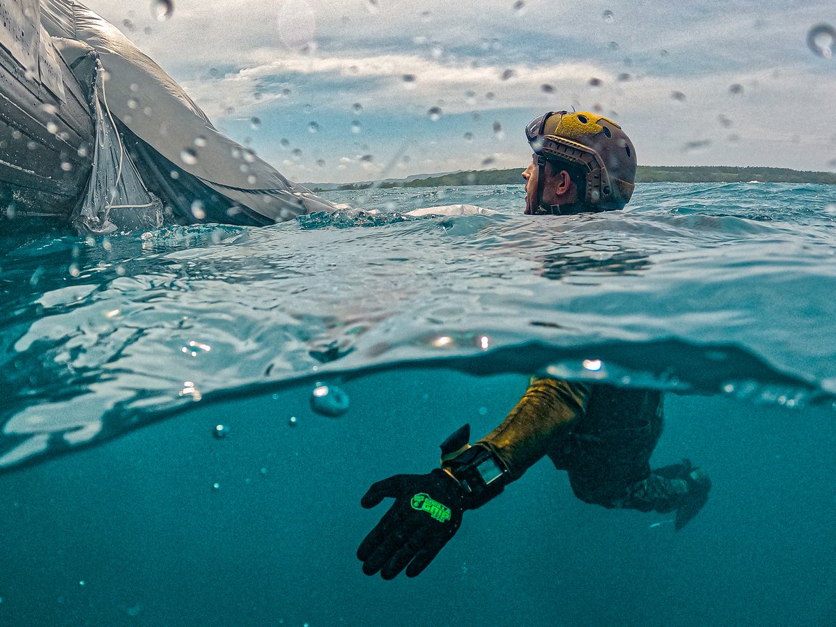 US7thFleet's tweet photo. U.S. Navy EOD Technicians assigned to Explosive Ordnance Disposal Mobile Unit (EODMU) 5, with support from the “Island Knights” of Helicopter Support Squadron (HSC) 25, conduct free fall and static line parachute operations into Apra Harbor, Guam.

#USNavy | #OperationalReadiness https://t.co/ZbCFfmT9p7