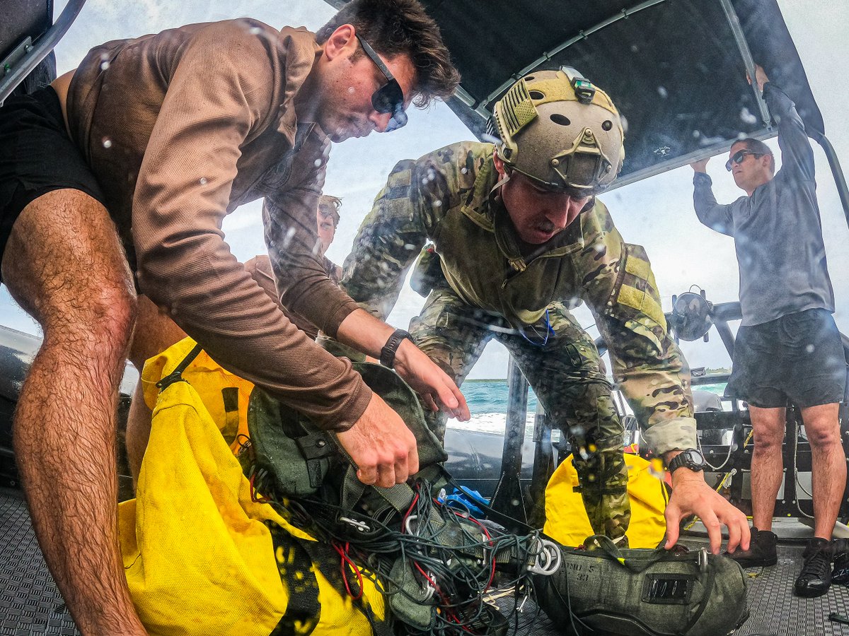 US7thFleet's tweet photo. U.S. Navy EOD Technicians assigned to Explosive Ordnance Disposal Mobile Unit (EODMU) 5, with support from the “Island Knights” of Helicopter Support Squadron (HSC) 25, conduct free fall and static line parachute operations into Apra Harbor, Guam.

#USNavy | #OperationalReadiness https://t.co/ZbCFfmT9p7