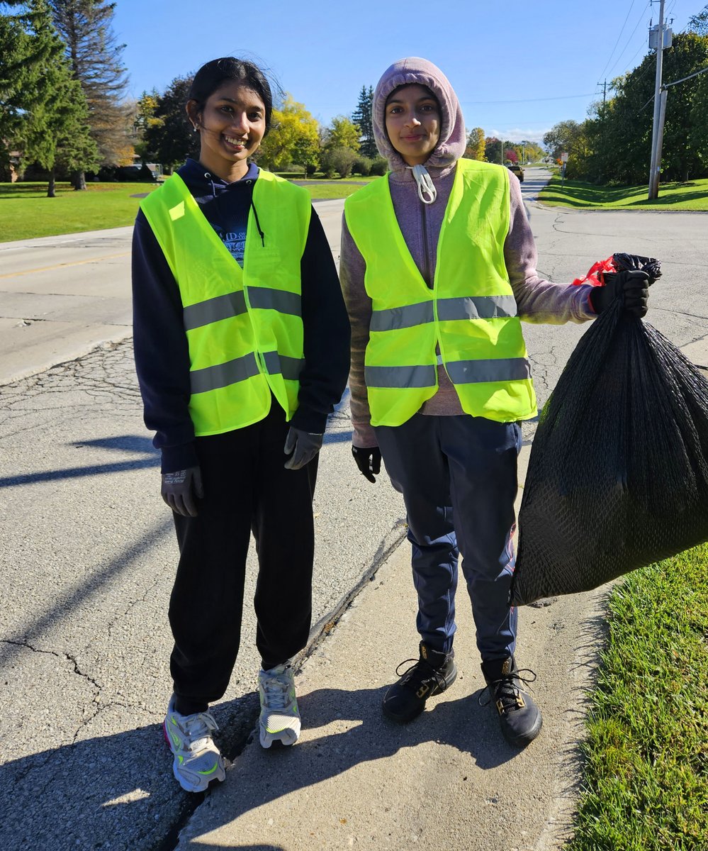 FPSDistrictWI's tweet photo. Students modeling what it means to be part of a #BetterCommunity!  54 @FranklinSabers National Honor Society members participated in our Fall Road Clean Up this past Sun 10/15.  Thank you to the students for volunteering to help clean up the roads!  Look for them in the spring! https://t.co/HjmmDtBBek