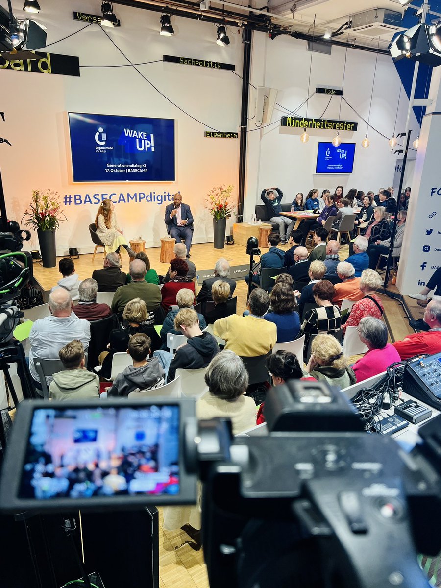 “Wir werden in einer Welt leben, in der wir uns täglich Fragen: Ist das menschengemacht oder #KI?”, <a href="/ArmandZorn/">Armand Zorn</a> + 100 SchülerInnen &amp; SeniorInnen zur #BASECAMPThemenwoche mit <a href="/iRightslab/">iRights.Lab</a>, <a href="/telefonica_de/">Telefónica Germany</a>, <a href="/digitalechancen/">Stiftung Digitale Chancen</a>, <a href="/anna_aalbrecht/">Anna Albrecht</a> 
👉Zur Themenwoche: basecamp.digital/themenwoche-20…