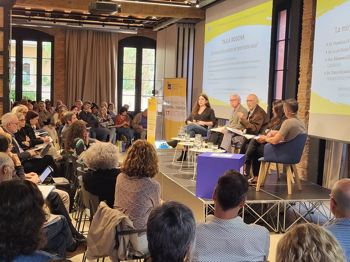 BancAlimentsBcn's tweet photo. Lluís Fatjó-Vilas, president del Banc dels Aliments de Barcelona, ha participat a la taula rodona “La mirada de les entitats del tercer sector social”, on ha destacat que "els Bancs dels Aliments ajudem a que les persones puguin tenir una alimentació més saludable. També alleugerim la seva despesa en alimentació, per tal que puguin cobrir altres necessitats bàsiques".

Fatjó-Vilas ha recordat que els Bancs dels Aliments catalans vam distribuir l’any passat prop de 30 milions de kgs d’aliments. Més del 50% van ser aliments reaprofitats.

#DiaInternacionalPobresa  #DretAlimentació #BancdelsAliments #reaprofitament