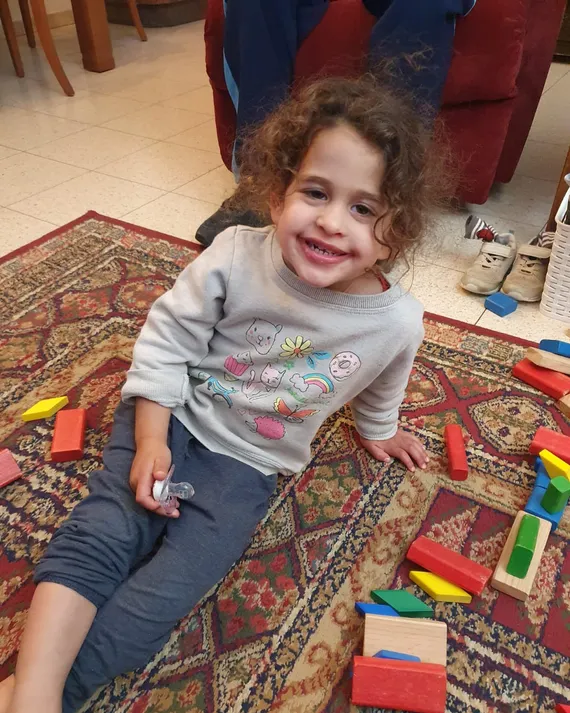 NM03539348's tweet photo. Abigail, 3, vermisst,vermutlich von #HamasisISIS entführt. Ihr Vater erschossen, als er sie im Arm hielt, Mutter vor ihren Augen von #HamaSS erschossen. 2 Geschwister, 9 und 6, überlebten 14 Stunden im Schrank versteckt. Verwandte v Abigail dazu: "Das kenne ich vom #Holocaust" https://t.co/Iml5oi9j8w