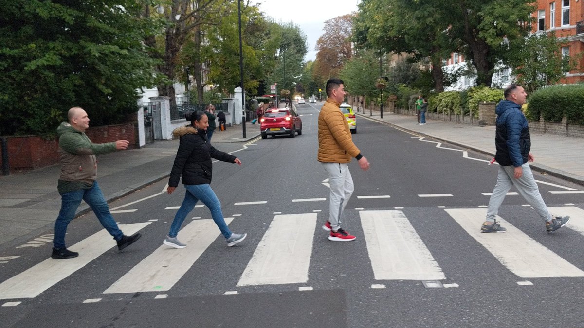 willipatas's tweet photo. Caminando por todo #Londres y registrando nuestros pasos con #Fitbitfam gracias a #PESummit23 de #Google https://t.co/Q1MLV0ONZm