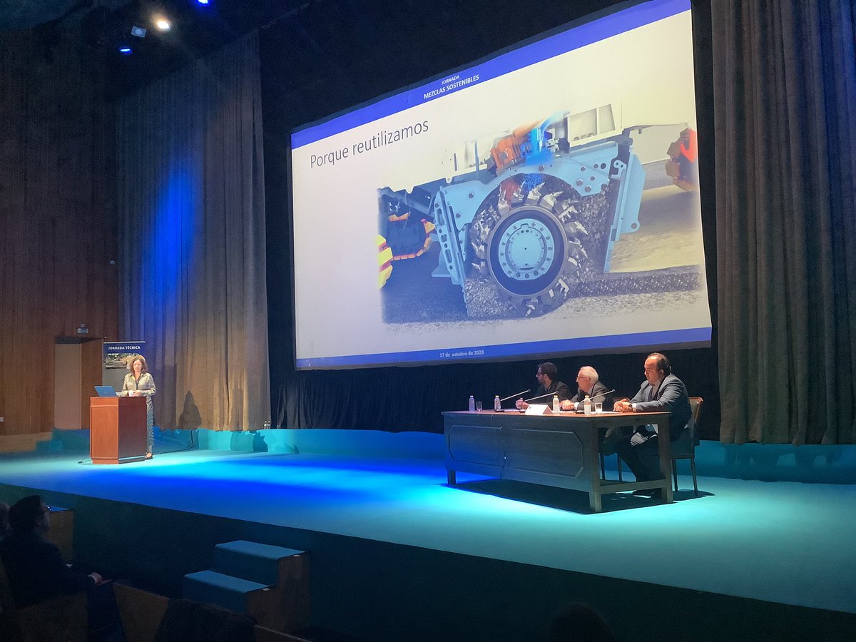 Mesa Redonda sobre “Mezclas recicladas in situ, experiencias recientes”, en la que participan Mar Subarroca, José Miguel Gálvez y Tomas Ordóñez.

#MezclasSostenibles