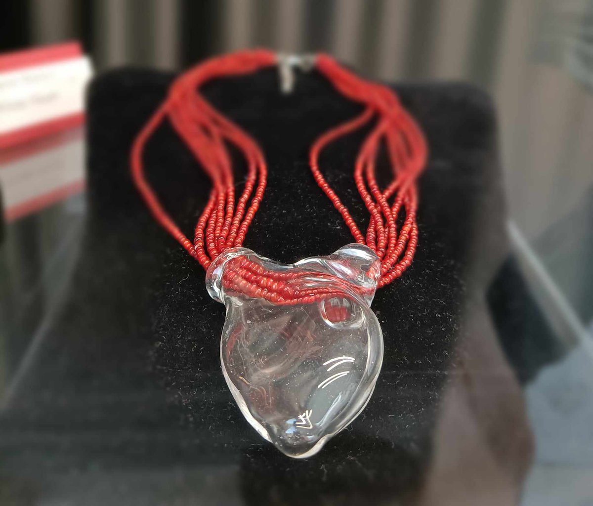 'Cuore Bianco' (White Herat) another glass blown masterpiece by @alessia_fuga technically a bead.
From the ABC A Bead Change collection, presented during @veniceglassweek   2023.

Available at @bottegacini .

marisaconvento.it

#marisaconvento #alessiafuga #madeinvenice
