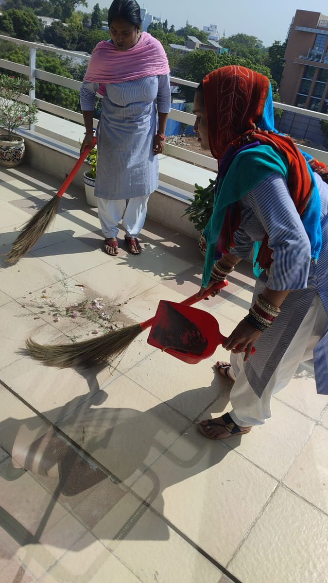 .@serbonline, a statutory body of @IndiaDST, conducted a cleanliness drive under #SpecialCampaign3.0. @DrJitendraSingh @karandi65 @guptaakhilesh63 @DARPG_GoI