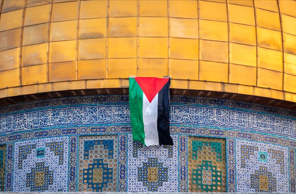 TrendEPL's tweet photo. 🚨🚨🚨🚨 أسطورة البريمرليغ ايرك كانتونا في تصريح تـاريـخي:

" أن الدفاع عن حقوق الفلسطينيين لا يعني أنك تدعم منظمة حـ ـماس."

" أن تقول 'فلسطين حرة' لا يعني إنك ضد السامية و تريد رحيل جميع اليهود."

" 'فلسطين حرة' تعني تحرير الفلسطينيين من الاحتلال الإسرائيلي الذي يسلبهم حقوقهم مُنذ 75 عام."

" 'فلسطين حرة' تعني إيقاف حبس 2.3 مليون فلسطيني في أكبر سجن مفتوح في العالم، نصف هذا العدد من الأطفال."

" 'فلسطين حرة' تعني إنهاء الفصل العنصري الذي تقوم به الحكومة الإسرائيلية. "

" 'فلسطين حرة' تعني منح الفلسطينيين حق السيطرة على أرضهم." ♥️🇵🇸

#FreePalestine