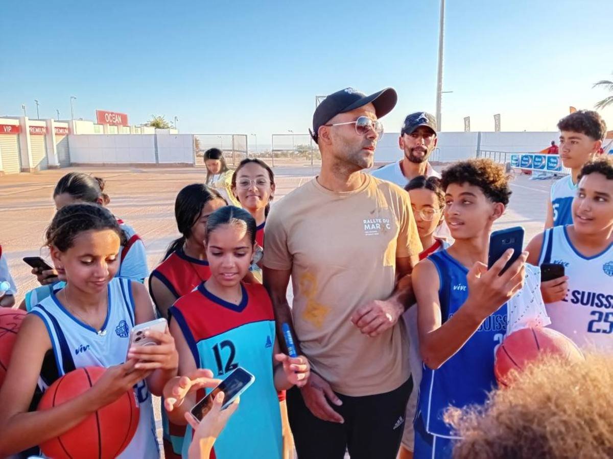🏀 Tony Parker, triple champion NBA, inspire jeunes basketteurs à Agadir lors d'un camp d'entrainement à l'occasion du Rallye du Maroc. Sébastien Loeb, champion du rallye, également présent! 🌟 #RallyeMaroc #Agadir #TonyParker #Basketball #SébastienLoeb