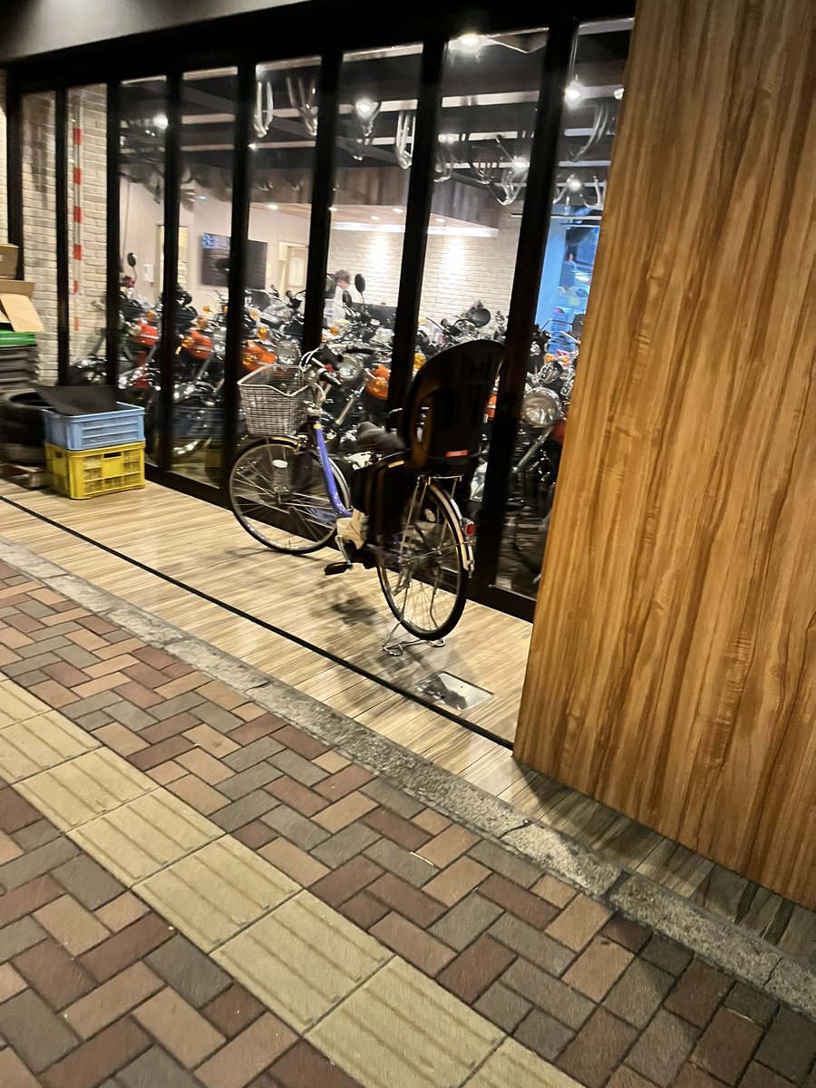 YouriGiulia's tweet photo. 犬の散歩コースに腐るほどZ置いてあるんだけど、お店なのかな('ω') https://t.co/hGfwGIbnIZ