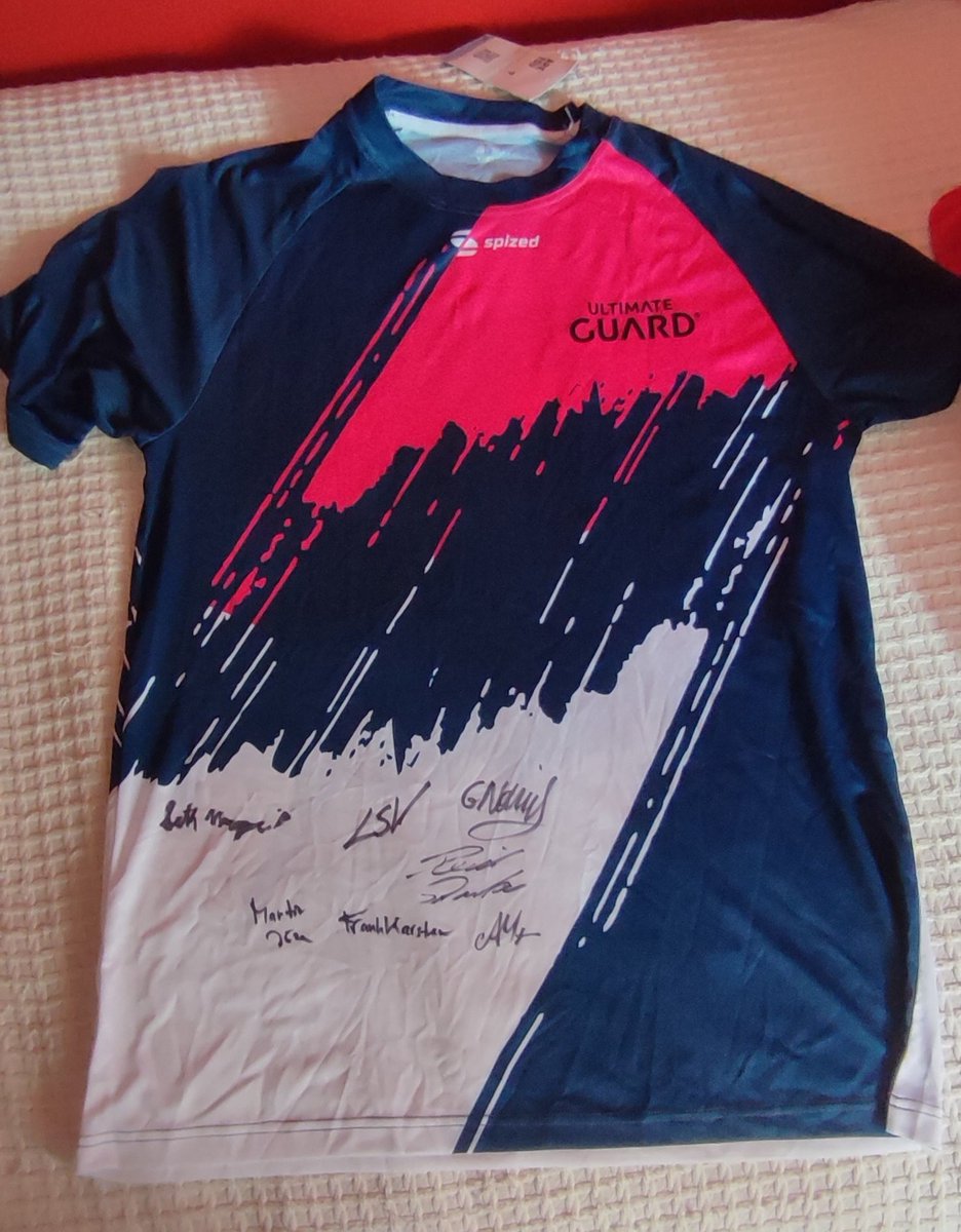 AngelSkog's tweet image. Finally came home to find something was waiting for me. Thank you @UltimateGuard and mighty @ReidDuke . I will wear it with pride and honor. I can feel luckier already 🤍💓💙
#TeamVG #ChannelFireball