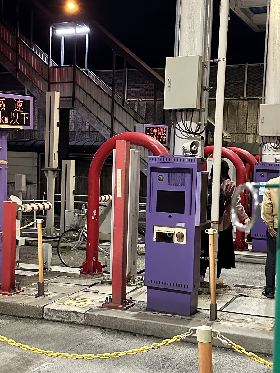makio88's tweet photo. 自転車で名神高速道路のETCレーンぶち通るつもりやったんやろか？
やる時はやるスタイル https://t.co/51wyLtqb3K
